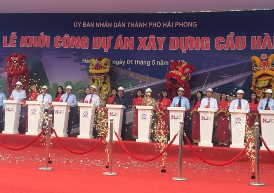 Hải Phòng: Xóa 2 cầu phao, xây 2 cầu bê tông - 2
Lễ khởi công hai cây cầu bê tông thay thế cầu phao vào đúng ngày quốc tế lao động tại Hải Phòng