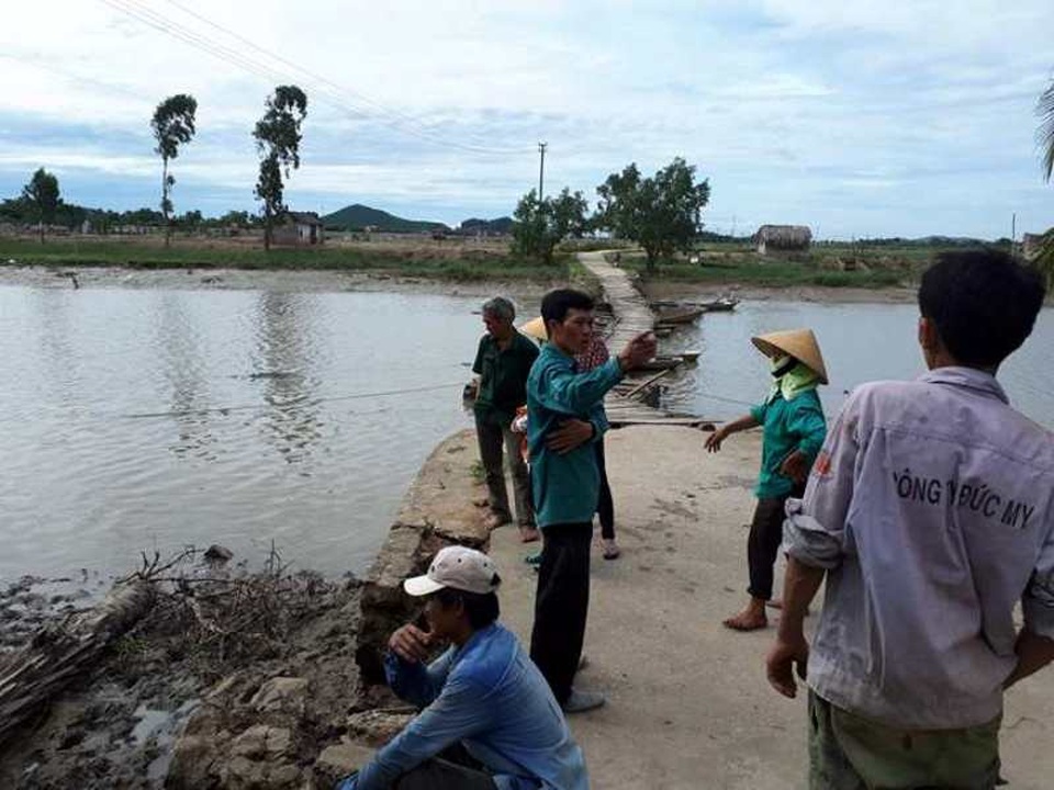 Đi qua cầu phao, hai bố con rơi xuống sông tử vong - 2 Người dân vẫn chưa hết bàng hoàng về vụ tai nạn