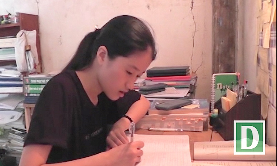 Ngôi trường miền núi có 16 em đạt 27 điểm trở lên - 2 Em Trần Thị Diệu Khanh điều kiện gia đình khó khăn nhưng lại rất chăm học.
