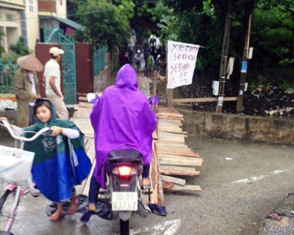 Hình ảnh chiếc cầu tạm ghép bằng cốp pha được chia sẻ trên mạng xã hội