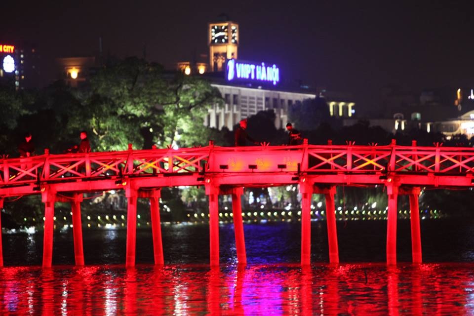 Người dân cả nước hân hoan trong phút giao thừa - 93 Người dân cả nước hân hoan trong phút giao thừa - 93