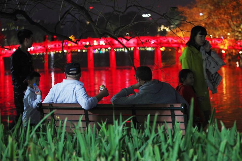 Người dân cả nước hân hoan trong phút giao thừa - 61 Người dân cả nước hân hoan trong phút giao thừa - 61