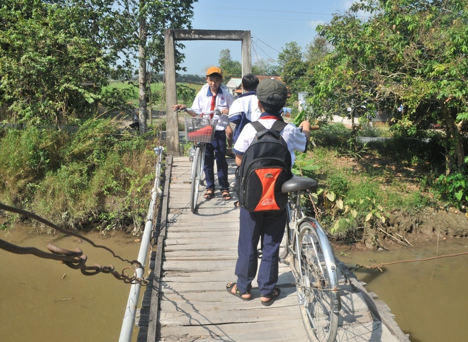 Niềm vui ngày khánh thành cầu Dân trí thứ 12 tại Đồng Tháp - 6 Cầu Cái Bàn cũ vừa nhỏ vừa xuống cấp... gây nguy hiểm cho các em học sinh nơi đây mỗi khi qua cây cầu này đến trường