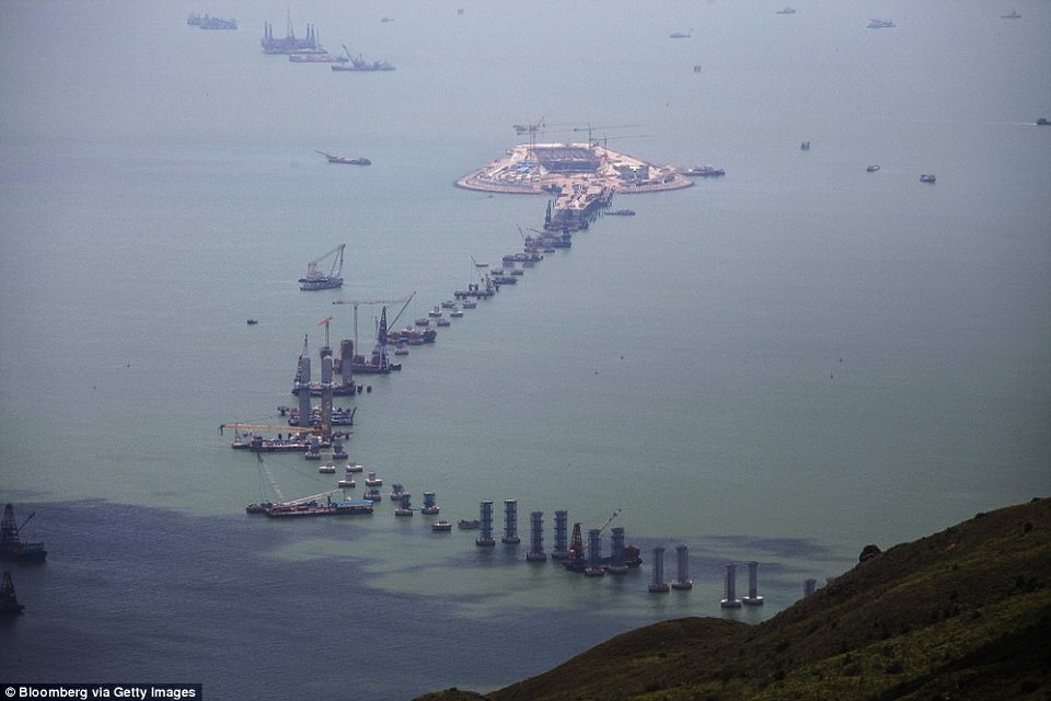 Cầu vượt biển dài nhất thế giới của Trung Quốc sắp hoàn thành - 5 Nhờ công trình sẽ rút ngắn thời gian di chuyển từ Hong Kong xuống Chu Hải từ 3 tiếng xuống 30 phút