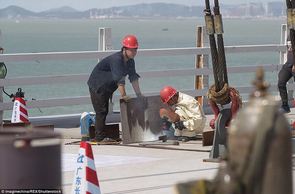 Cầu vượt biển dài nhất thế giới của Trung Quốc sắp hoàn thành - 9 Các công nhân đang hoàn thiện nốt khâu cuối cùng