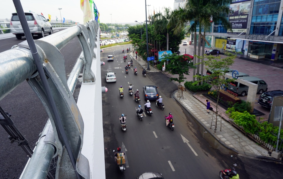 Khánh thành 2 cầu vượt "giải phóng" sân bay Tân Sơn Nhất - 6 Giao thông trên đường Trường Sơn vào buổi sáng khá thông thoáng