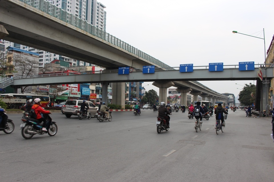 Người đi bộ thờ ơ với cầu vượt bộ hành - 1 Cầu vượt trên đường Nguyễn Trãi.