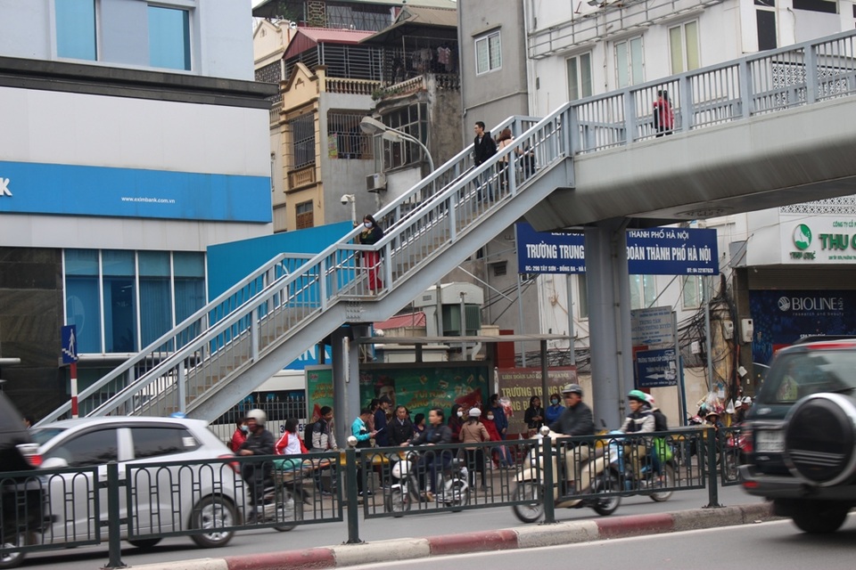 Người đi bộ thờ ơ với cầu vượt bộ hành - 3 Cầu vượt ở những địa điểm ngay sát bến xe bus hoạt động hiệu quả hơn.