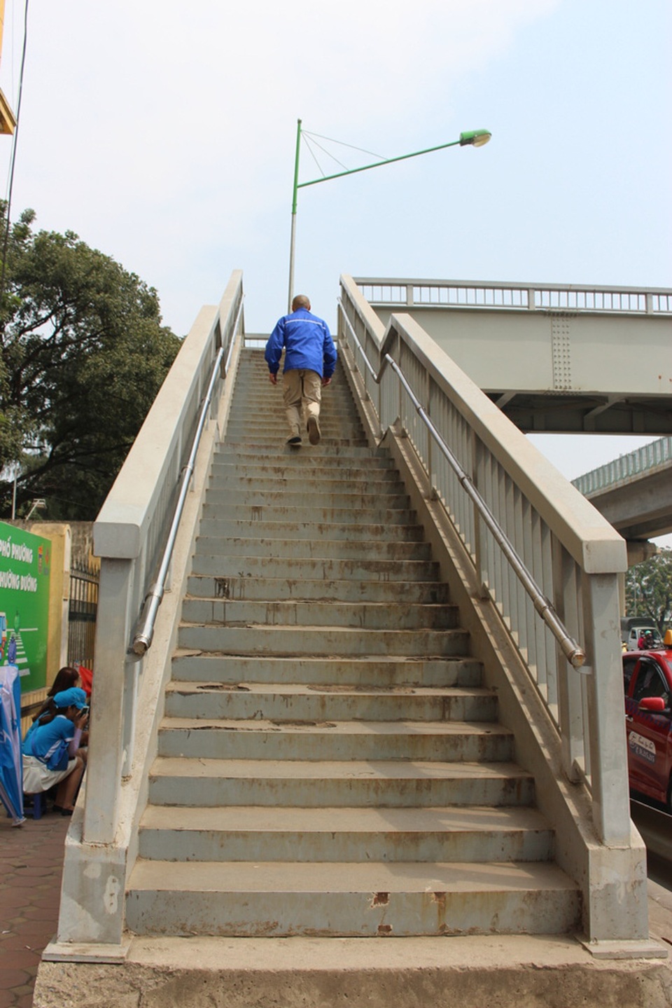 Người đi bộ thờ ơ với cầu vượt bộ hành - 4 Độ dốc và độ cao của bậc thang lên xuống cũng là một hạn chế với người già và người có sức khỏe yếu.