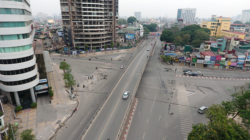 Đường phố Hà Nội thênh thang ngày mùng 1 Tết - 4 Tại nút giao Thái Hà - Chùa Bộc dù là vào đầu giờ sáng nhưng cũng rất thưa thớt.