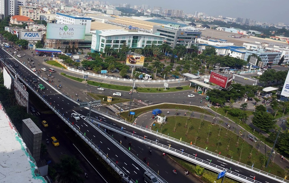 Khánh thành 2 cầu vượt "giải phóng" sân bay Tân Sơn Nhất - 2 Xe ô tô và xe buýt được phép lên cầu vượt vào ga quốc nội và ga quốc tế sân bay Tân Sơn Nhất