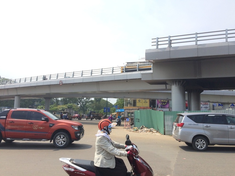 Thông xe cầu vượt “giải cứu” giao thông Tân Sơn Nhất - 2 Nhánh cầu vượt Nguyễn Kiệm - Nguyễn Thái Sơn đã hoàn thành 2 nốt dầm phía đường Nguyễn Thái Sơn và chờ giải phóng mặt bằng để tiếp tục thi công