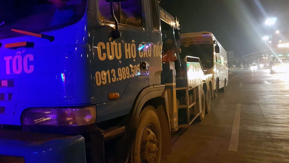 Vụ phản đối phân luồng tuyến: Cẩu 3 xe khách khỏi cao tốc - 2 Lực lượng CSGT điều động xe cẩu để di chuyển số xe không chịu rời đi.