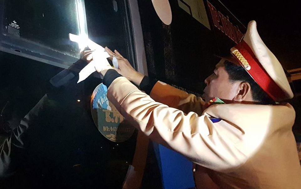 Vụ phản đối phân luồng tuyến: Cẩu 3 xe khách khỏi cao tốc - 3 CSGT niêm phong xe để cẩu đi.
