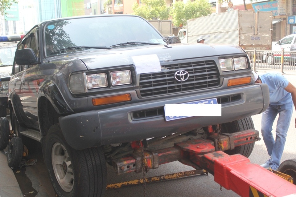 
Lực lượng chức năng niêm phong và cẩu xe đi vì tài xế không xuất hiện
