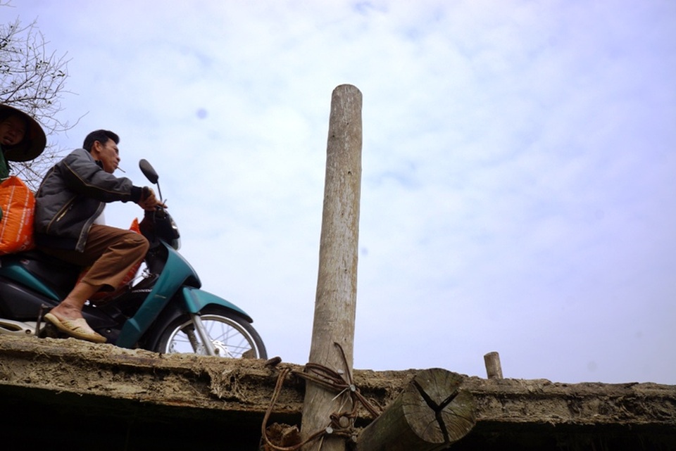 Mỗi ngày có hàng trăm lượt người và phương tiện qua cầu