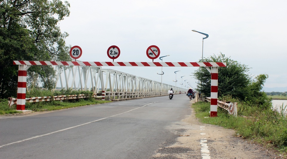 
Barie được thiết lập để giới hạn các phương tiện có trọng tải lớn đi qua cầu Đà Rằng cũ
