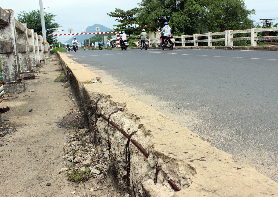 
Một điểm bong tróc đã lâu trên cầu Đà Rằng cũ
