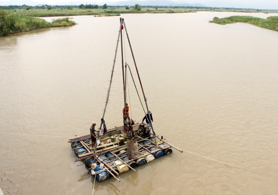 Các đơn vị đang khảo sát địa chất để tiến hành đưa vào thi công xây mới 2 cây cầu này trong tháng 11/2017
