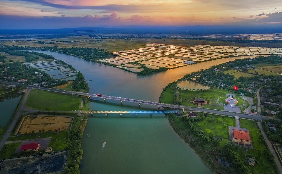 Việt Nam đẹp nao lòng khi nhìn từ trên cao - 5 Cầu Hiền Lương