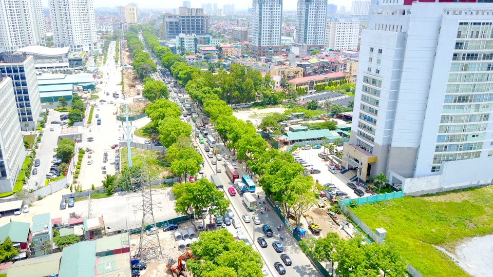 Cận cảnh tuyến đường Hà Nội dự kiến chặt hạ hơn 1300 cây xanh - 3 Hàng cây trước cổng Bộ Công An cũng nằm trên dự án.