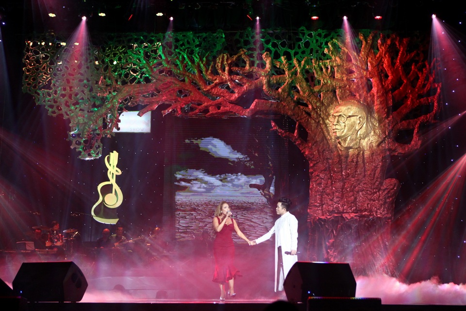 Một điểm nhấn của chương trình là hình ảnh Cây huyền thoại - một tác phẩm điêu khắc khổng lồ lấy trung tâm là hình ảnh cố nhạc sĩ Trịnh Công Sơn, một bức chân dung rất có hồn và không dễ dàng thực hiện được. Được biết, Cây huyền thoại ngốn khá nhiều chi phí, lên tới gần 300 triệu đồng. Chính những sự cộng hưởng đó đã mang đến một đêm nhạc Trịnh đậm chất thơ, phiêu lãng và vô cùng nồng ấm, đầy đặn. Sau thành công của đêm diễn này, các nghệ sĩ sẽ tiếp tục đem “Trịnh ca - Lời huyền thoại” tới các tỉnh.