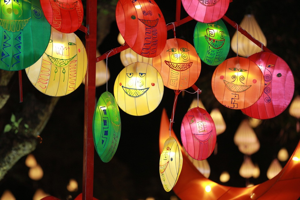 Quán Ăn Ngon phát hành bưu thiếp Thu Vọng Nguyệt quảng bá du lịch - 3 Cây mặt nạ - Tác giả Hòa Nguyễn.