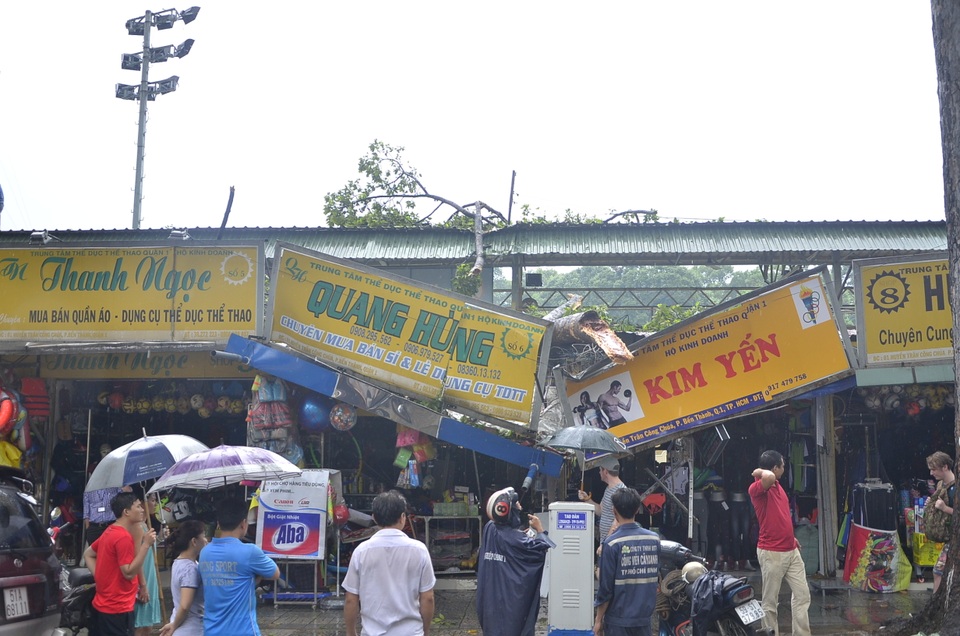 Nhánh cây xuyên thủng trần nhà, 2 vợ chồng thoát chết đầy may mắn - 1 Nhánh cây đè sập phần trước của 2 cửa hàng
