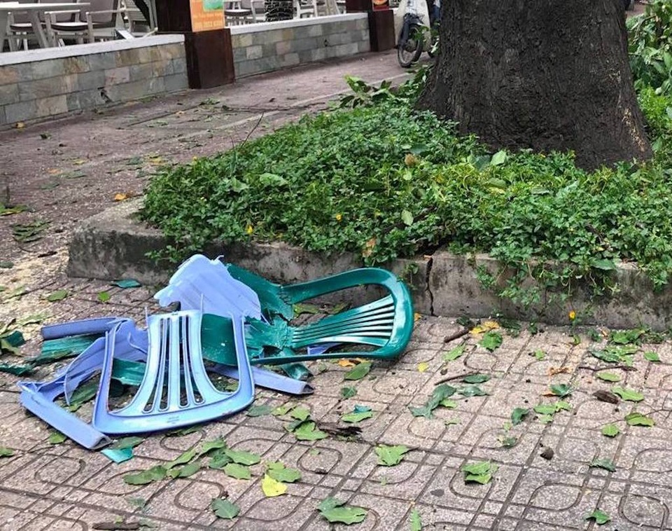 Chiếc ghế nhựa nơi anh Linh ngồi trông giữ xe bị nhánh cây đè nát