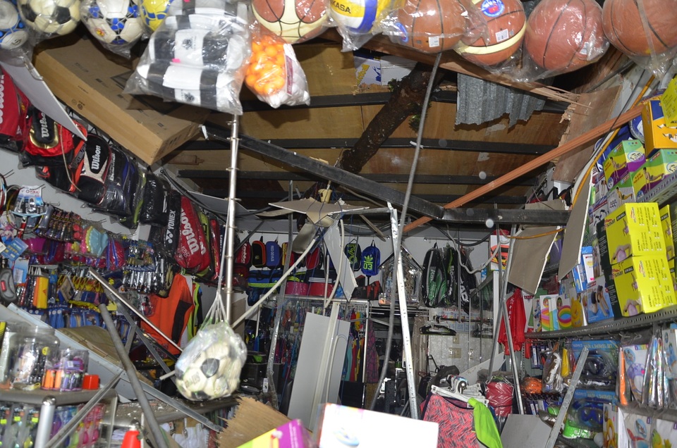 Nhánh cây xuyên thủng trần nhà, 2 vợ chồng thoát chết đầy may mắn - 2
Nhánh cây đâm xuyên thủng trần nhà, nhiều đồ đạc hư hỏng sau sự cố.