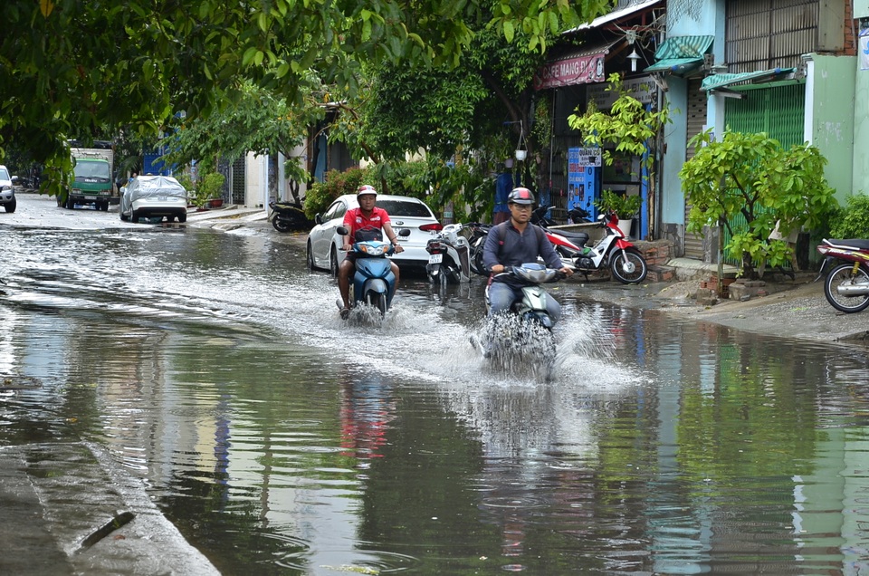 Hàng loạt cây xanh ngã đè nhà dân và ô tô sau trận mưa lớn - 9 Môt số tuyến đường bị ngập nhẹ