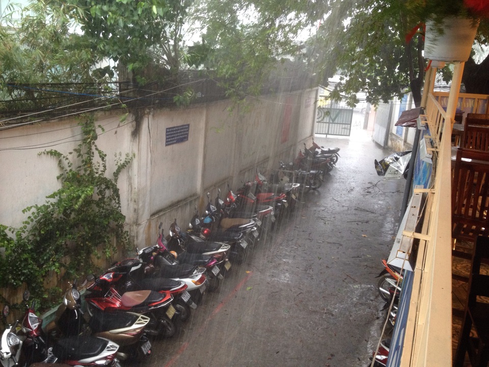 Hàng loạt cây xanh ngã đè nhà dân và ô tô sau trận mưa lớn - 3 Mưa như trút nước vào chiều 30/3