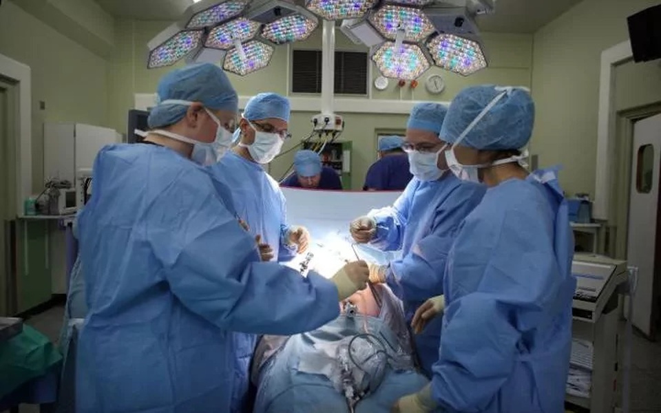Cứu sống bé 13 tuổi nhờ tim nhân tạo - 1 Ca mổ diễn ra trong 9 tiếng với sự tham gia của 30 nhân viên y tế