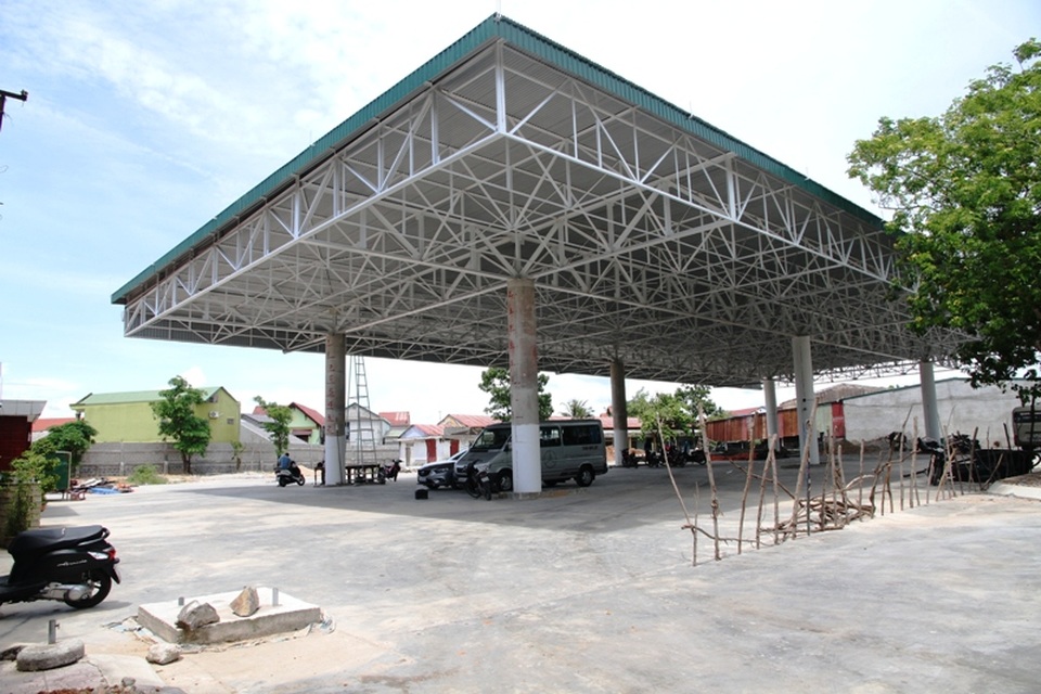 Quảng Trị: Cây xăng “mọc” giữa khu dân cư, hàng chục hộ dân thấp thỏm! - 2 Công trình này nằm gần với khu dân cư khiến người dân lo lắng