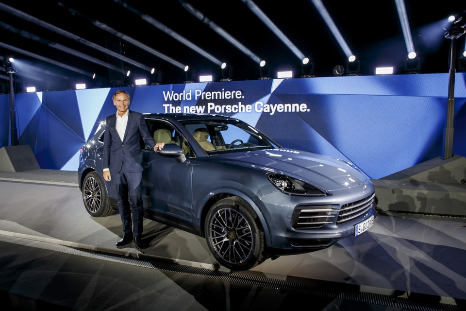 Porsche Cayenne thế hệ mới - Tinh thần 911 - 1
Ông Oliver Blume, Chủ tịch Hội đồng quản trị của Porsche AG, chính thức giới thiệu mẫu xe Cayenne mới tại Stuttgart-Zuffenhausen (Đức)
