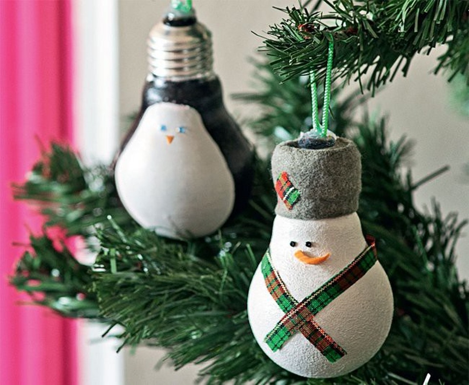 Học cách thiết kế đồ trang trí cho cây thông Noel nhà mình - 3 Một chú người tuyết đáng yêu hoàn toàn có thể được làm từ những chiếc bóng đèn dây tóc cũ, hỏng ở trong nhà bạn.