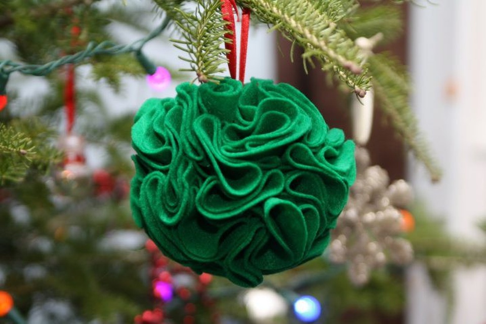 Học cách thiết kế đồ trang trí cho cây thông Noel nhà mình - 6 Chỉ cần tận dụng những mảnh vải thừa hoặc quần áo cũ, là Noel năm nay bạn sẽ không phải tốn tiền để mua những trái châu cho cây thông nhà mình.