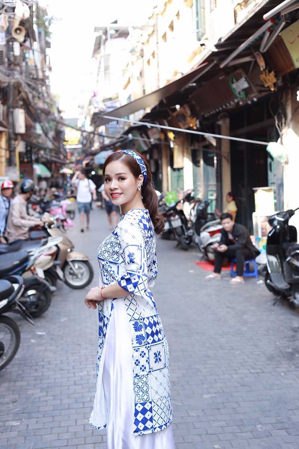 Thiếu nữ Hà thành hóa thân cực ngọt trong bộ ảnh “Cô Ba Sài Gòn” - 2
Cô MC song ngữ này thu hút người đối diện bởi vẻ ngoài ưa nhìn và nụ cười tỏa nắng.