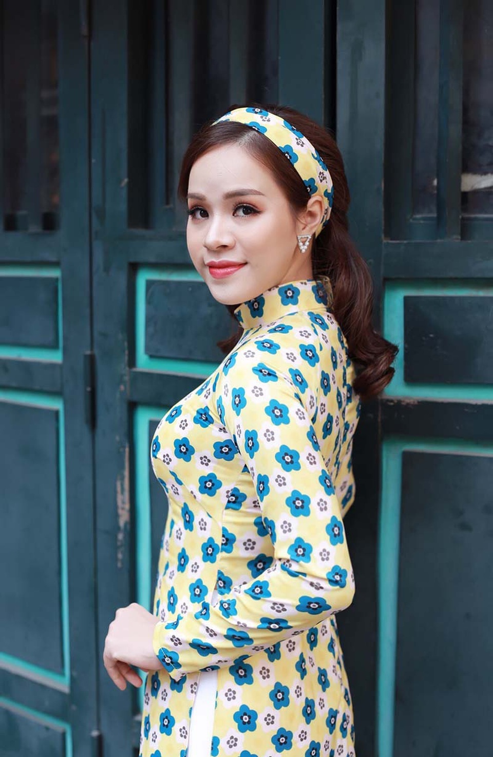 Thiếu nữ Hà thành hóa thân cực ngọt trong bộ ảnh “Cô Ba Sài Gòn” - 6
Thời gian rảnh rỗi cô thường tụ tập bạn bè để cùng nhau chia sẻ câu chuyện cuộc sống, đó cũng là một cách để Giang Hồng giải tỏa căng thẳng trong công việc.