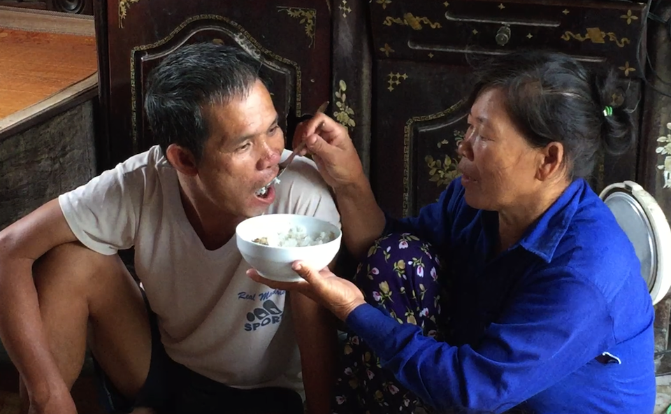 Vụ vợ liệt sĩ tái giá phải nộp tiền để được hưởng chế độ: Sự thật lộ sáng! - 8 Ông Phú bị thần kinh, trong quá trình làm hồ sơ hưởng chế độ khuyết tật, gia đình ông đã phải “mất phí” 6 triệu đồng. Nay theo báo cáo của UBND xã Quỳnh Lộc thì đã được trả lại tiền.