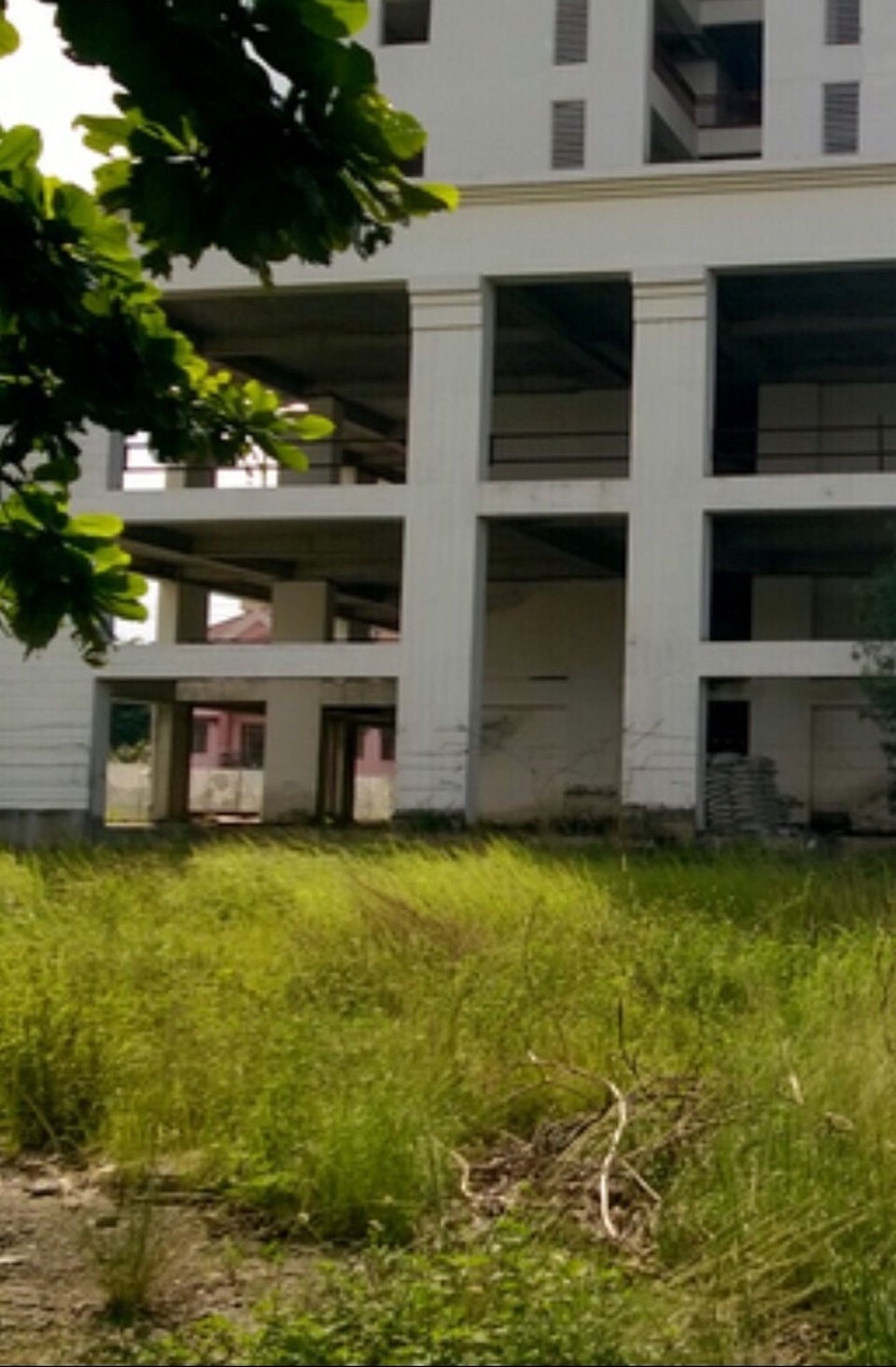 Một căn hộ bán cho nhiều người: Trầy trật đi đòi nhà - 3 Kể từ ngày bị khách hàng vạch mặt, chủ đầu tư bỏ trốn, dự án ngưng trệ, nhiều khách hàng lâm vào cảnh bi đát...