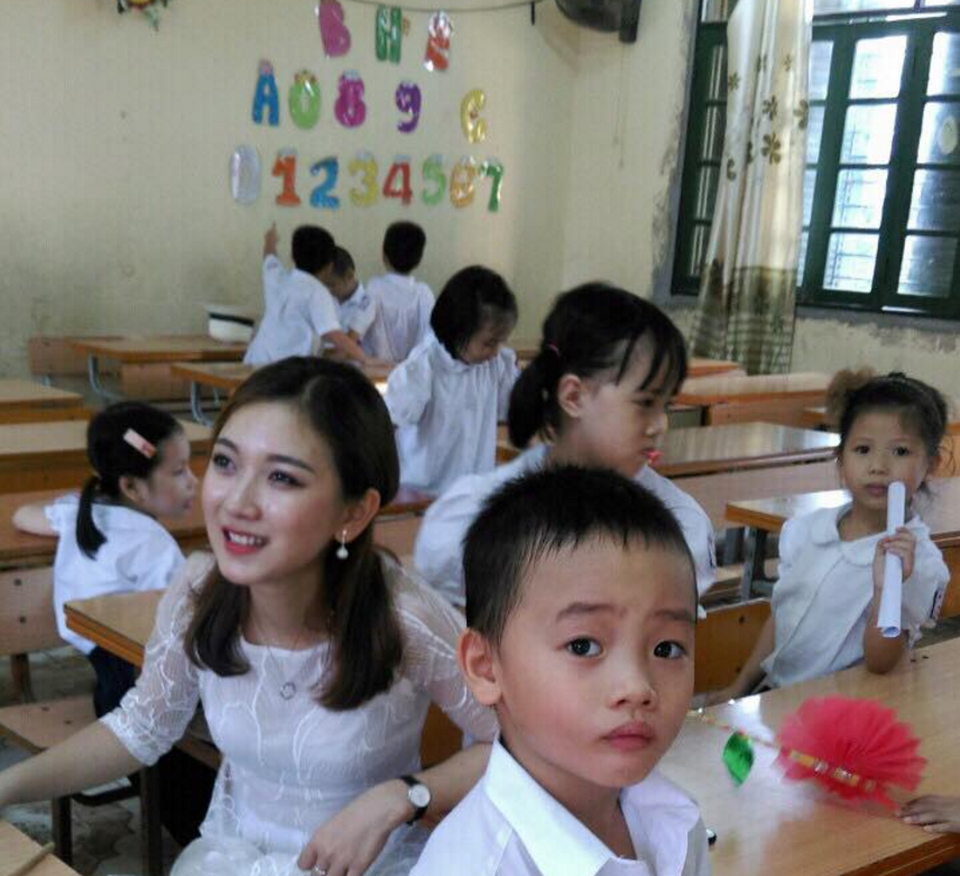 Cô giáo xinh đẹp quạt mát cho học sinh ngày tựu trường gây sốt trên mạng xã hội - 12