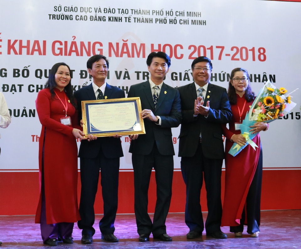 Trường Cao đẳng thứ hai trong cả nước đạt chuẩn kiểm định chất lượng đào tạo - 1 Trường CĐ Kinh tế TP.HCM đón nhận chứng nhận Chứng nhận đạt chuẩn kiểm định chất lượng giáo dục trong lễ khai giảng năm học 2017-2018