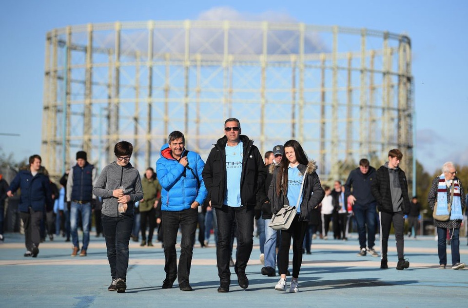 Man City 3-1 Arsenal: Trọng tài "phá" trận đấu - 13
Cổ động viên Man City kéo tới sân để xem trận đấu của đội nhà với Arsenal