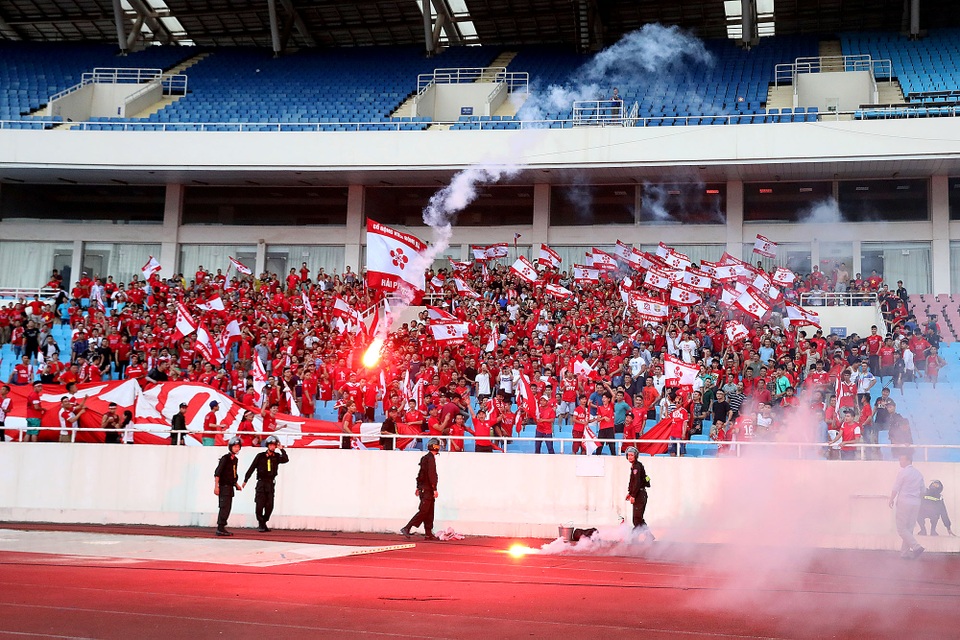 CĐV Hải Phòng ném pháo sáng, thách thức BTC giải V-League - 2
Pháo sáng được cổ động viên Hải Phòng ném cả xuống sân