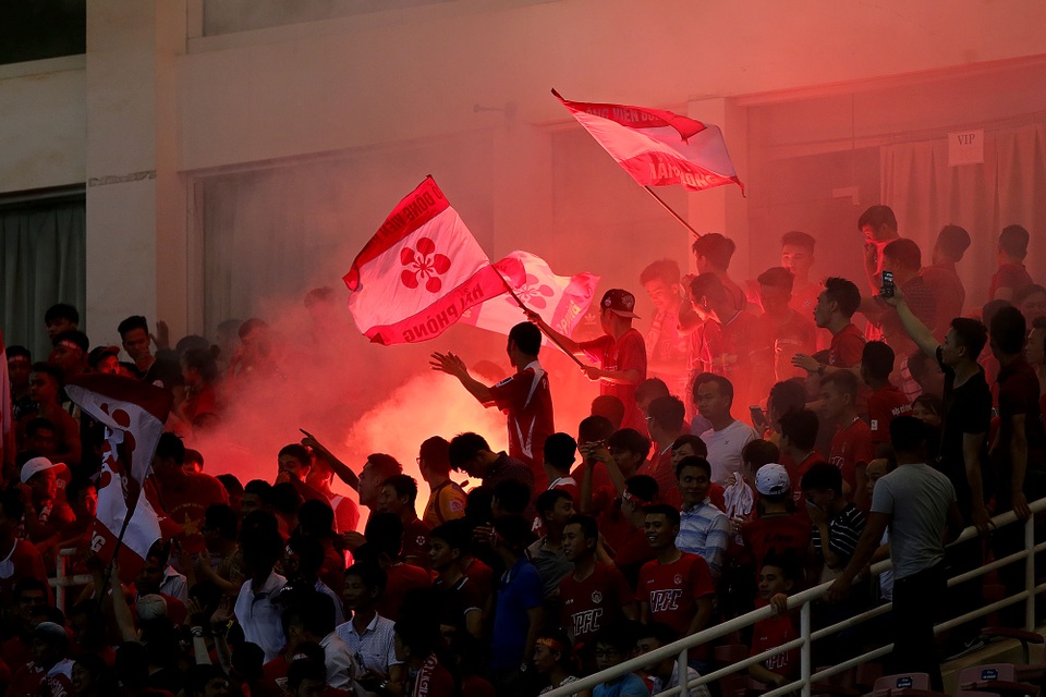 CĐV Hải Phòng ném pháo sáng, thách thức BTC giải V-League - 1
Cổ động viên Hải Phòng đốt pháo sáng trong trận đấu giữa FC Hà Nội và Hải Phòng