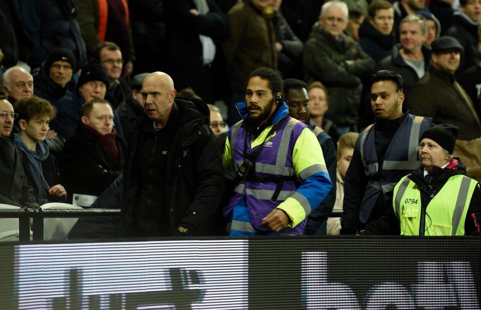 Nổi điên, CĐV cuồng lao xuống sân đòi “tính sổ” với Chelsea - 5 Nổi điên, CĐV cuồng lao xuống sân đòi “tính sổ” với Chelsea - 5