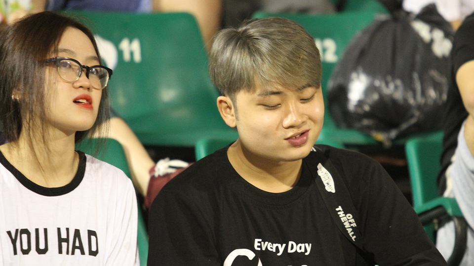 Đến sân xem bóng đá giờ bắt đầu trở thành thói quen của các bạn trẻ