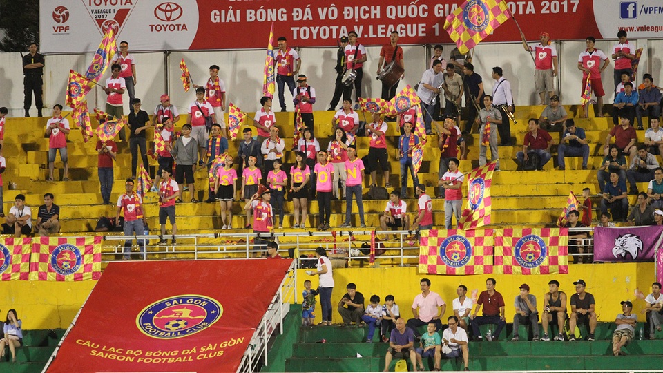 Sài Gòn FC được tính là đội chủ nhà trong trận đấu này, nên CĐV của họ được ngồi ở khán đài B, khán đài quen thuộc nhất của người hâm mộ thành phố