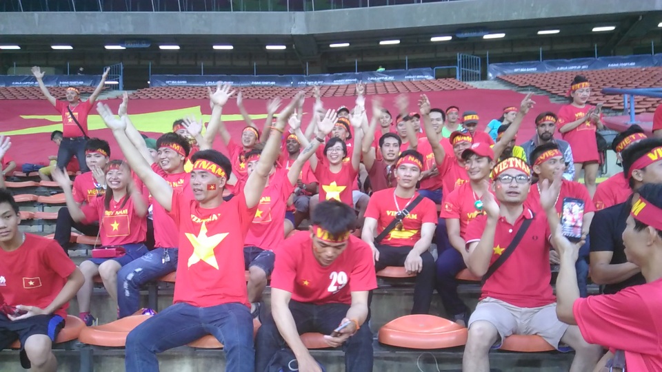 
Cổ động viên Việt Nam có mặt ở sân Shah Alam từ khá sớm
